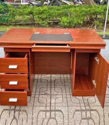 Modern Executive Home Desk – Sleek Design, Smart Functionality Elevate your workspace with the Modern Executive Home Desk, crafted for professionals who value both aesthetics and performance. Designed to blend seamlessly into home offices or corporate setups, this desk features clean lines, ample surface space, and integrated storage to keep your workday organized and inspired. Key Features: Spacious desktop for multiple monitors and office essentials Minimalist modern design that complements any interior Durable wood or engineered finish with scratch resistance Built-in drawers or shelves for organized storage Cable management features to keep cords tidy