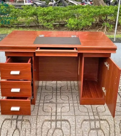 Modern Executive Home Desk – Sleek Design, Smart Functionality Elevate your workspace with the Modern Executive Home Desk, crafted for professionals who value both aesthetics and performance. Designed to blend seamlessly into home offices or corporate setups, this desk features clean lines, ample surface space, and integrated storage to keep your workday organized and inspired. Key Features: Spacious desktop for multiple monitors and office essentials Minimalist modern design that complements any interior Durable wood or engineered finish with scratch resistance Built-in drawers or shelves for organized storage Cable management features to keep cords tidy